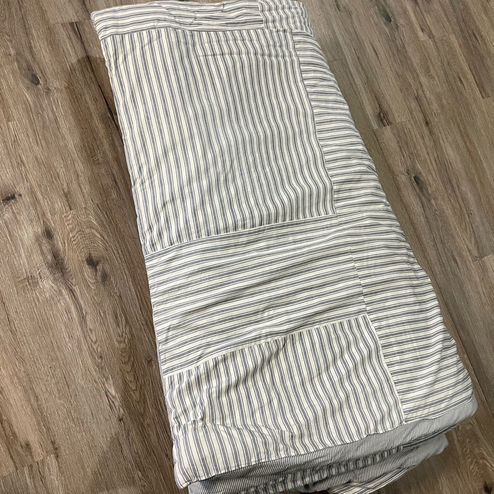 Queen size striped comforter